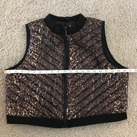 Calvin Klein cropped quilted vest in leopard print - Picture 11 of 12